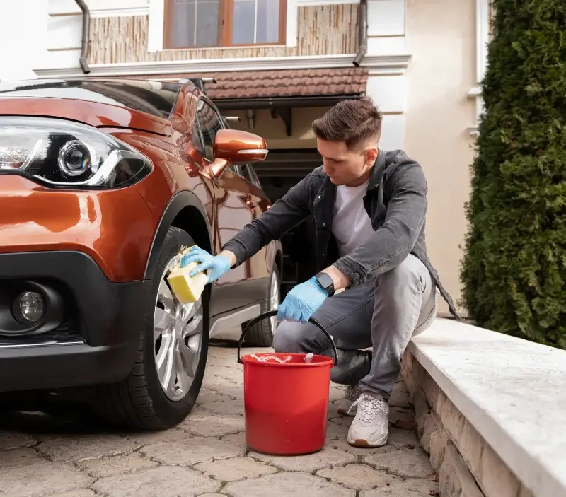 Lavage auto à domicile Badens : professionnel intervenant sur un véhicule